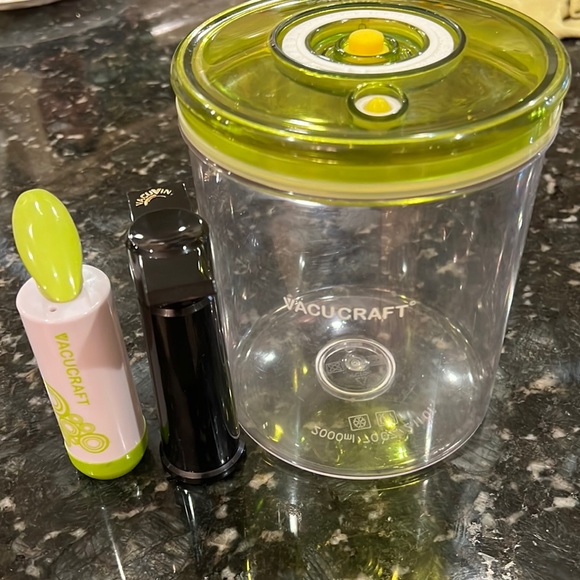 Vacuvin and Vacucraft valves and vacucraft 2.11 qt.  Container ❤️👌 - Picture 2 of 6